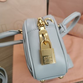 Серо-голубой 5BB123： Новая модель сумки MiuMiu too pretty в форме