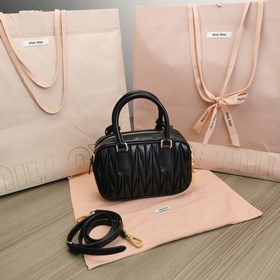 Кекс 5BB123： Новая модель сумки MiuMiu «too pretty» в форме боули