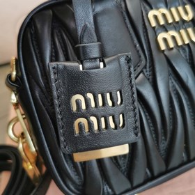Кекс 5BB123： Новая модель сумки MiuMiu «too pretty» в форме боули