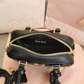 Кекс 5BB123： Новая модель сумки MiuMiu «too pretty» в форме боули