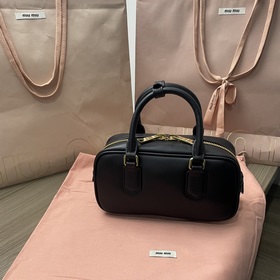 5BB142, новая сумка для боулинга от Miu, представлена официальном