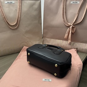 5BB142, новая сумка для боулинга от Miu, представлена официальном