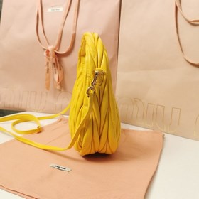 5BC125： Новая сумка MiuWander от MiuMiu, изготовлена из импортной