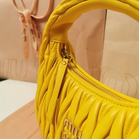 5BC125： Новая сумка MiuWander от MiuMiu, изготовлена из импортной