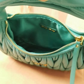5BC125： Новая сумка MiuWander от MiuMiu, изготовлена из импортной