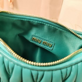5BC125： Новая сумка MiuWander от MiuMiu, изготовлена из импортной