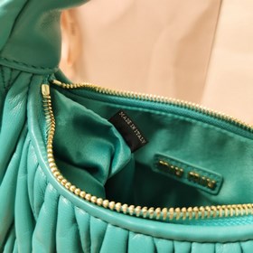 5BC125： Новая сумка MiuWander от MiuMiu, изготовлена из импортной