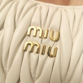 5BC125： Новая сумка MiuWander от MiuMiu, изготовлена из импортной