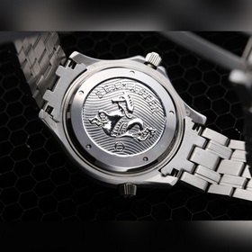 OMEGA представляет новую модель Seamaster суперсветящимся цифербл