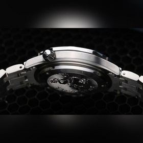 OMEGA представляет новую модель Seamaster суперсветящимся цифербл