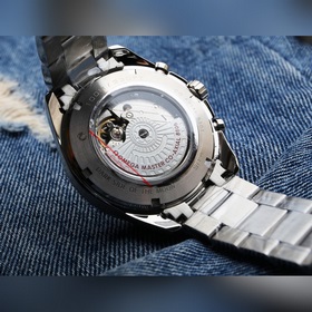Представляем новые часы Omega Speedmaster Racing. Часы имеют 42-м