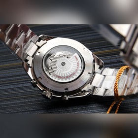 Представляем новые часы Omega Speedmaster Racing. Часы имеют 42-м