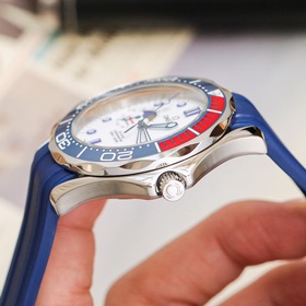 OMEGA представляет новую модель Seamaster суперсветящимся цифербл