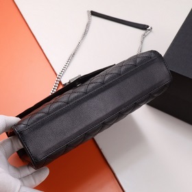 [Эксклюзивные фотографии] Сумка Envelope# черного цвета с золотой