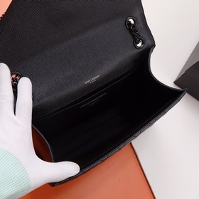 [Эксклюзивные фотографии] Сумка Envelope# черного цвета с золотой