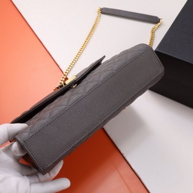 [Эксклюзивные фотографии] Сумка Envelope# черного цвета с золотой