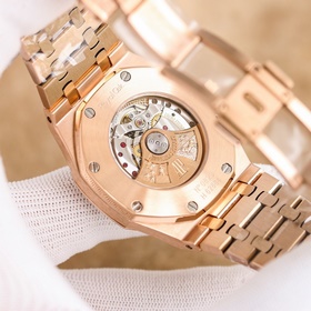 Audemars Piguet Royal Oak Frosted Gold Edition — впечатляющий деб