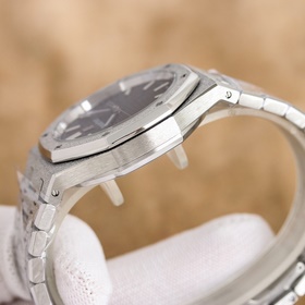 Audemars Piguet Royal Oak Frosted Gold Edition — впечатляющий деб