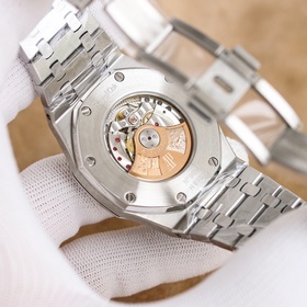 Audemars Piguet Royal Oak Frosted Gold Edition — впечатляющий деб