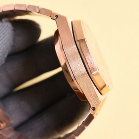 Популярная модель Audemars Piguet Royal Oak 26715BC.ZZ.1356BC.01.