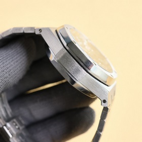 Популярная модель Audemars Piguet Royal Oak 26715BC.ZZ.1356BC.01.