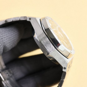 Популярная модель Audemars Piguet Royal Oak 26715BC.ZZ.1356BC.01.