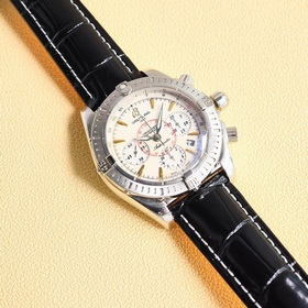 Новинка： полностью обновленный часовой механизм Breitling Avenger