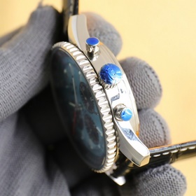 В честь 70-летия выпуска новой модели часов Navitimer, Breitling 