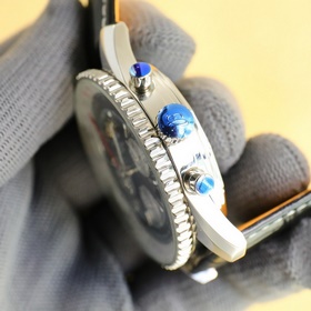 В честь 70-летия выпуска новой модели часов Navitimer, Breitling 