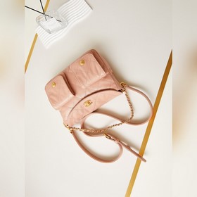 Chanel 24p — это наиболее достойная покупка среди сумок типа «хоб