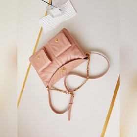 Chanel 24p — это наиболее достойная покупка среди сумок типа «хоб