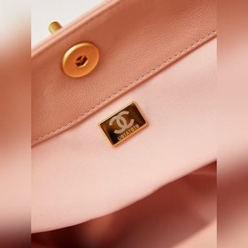 Chanel 24p — это наиболее достойная покупка среди сумок типа «хоб