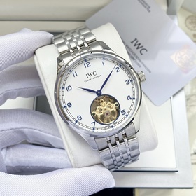 Новый IWC с двумя стрелками, синхронизация с официальным сайтом. 