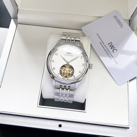 Новый IWC с двумя стрелками, синхронизация с официальным сайтом. 