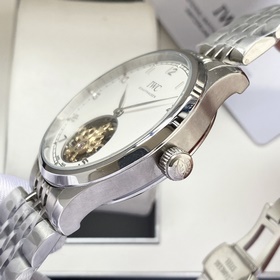 Новый IWC с двумя стрелками, синхронизация с официальным сайтом. 