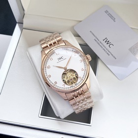 Новый IWC с двумя стрелками, синхронизация с официальным сайтом. 