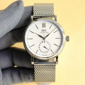 IWC впервые представила серию Portofino (IW359201) с указателем д