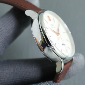 IWC впервые представляет серию Portofino IW359201 с указателем да