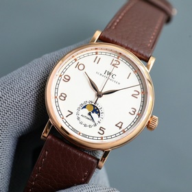 IWC впервые представила серию Portofino с указательным календарем