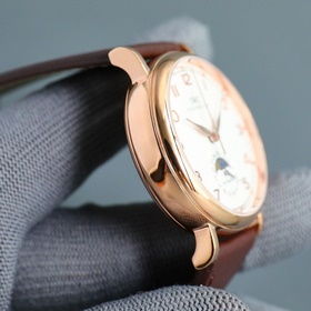 IWC впервые представила серию Portofino с указательным календарем