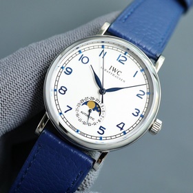 IWC впервые представила серию Portofino с указательным календарем