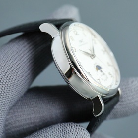 IWC впервые представила серию Portofino с указательным календарем