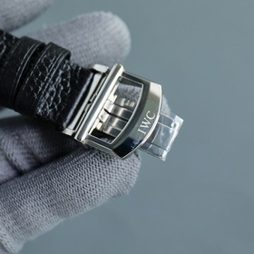 IWC впервые представила серию Portofino с указательным календарем