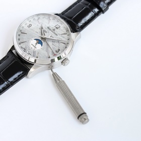 Jaeger-LeCoultre представляет часы Master Calendar 1558420 серии 