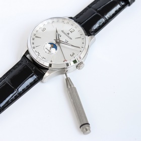 Jaeger-LeCoultre представляет часы Master Calendar 1558420 серии 