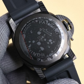 Panerai SUBMERSIBLE BMG-TECH — 47-миллиметровые часы из серии Sub