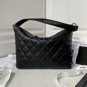 Новая модель Chanel 23b Hobo AS4347 из телячьей кожи отличается б