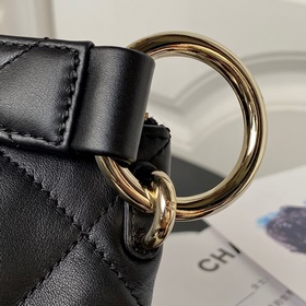 Новая модель Chanel 23b Hobo AS4347 из телячьей кожи отличается б