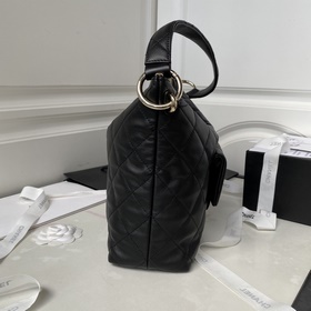 Новая модель Chanel 23b Hobo AS4347 из телячьей кожи отличается б