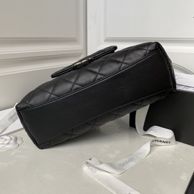 Новая модель Chanel 23b Hobo AS4347 из телячьей кожи отличается б